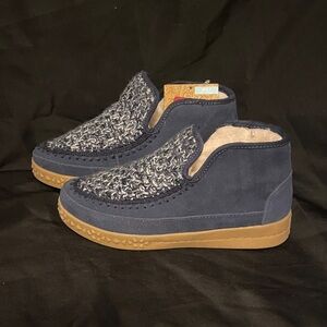 Muk Luks Navy and Tan Indoor/Outdoor boots/slippers